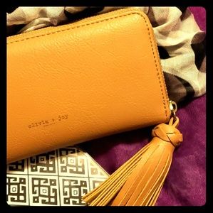 🤩😎Olivia +Joy wallet, color "croissant" EUC🤩😎